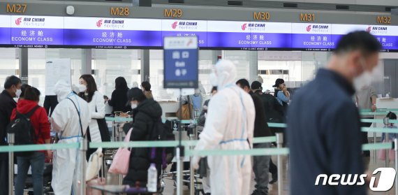 중국 베이징에서 한국으로 오는 정기편 항공기가 신종 코로나바이러스 감염증(코로나19) 사태 이후 처음으로 운항이 재개된 지난 달 30일 인천국제공항 제1터미널 출국장에서 탑승객들이 탑승수속을 하고 있다.