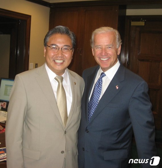 박진 국민의힘 의원이 2008년 조 바이든 미국 대통령 당선인과 만났을 당시 찍은 사진 (박진 의원실 제공) /뉴스1