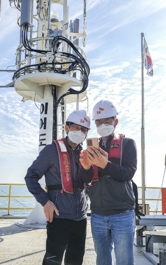 SK텔레콤 엔지니어들이 최남단 이어도에 위치한 이어도 해양과학기지의 5G 기지국을 점검하고 있다. SK텔레콤 제공
