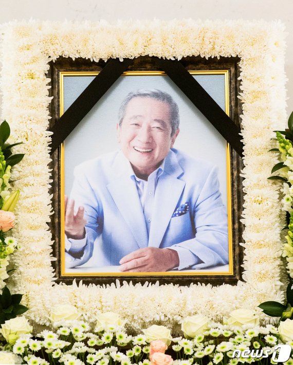지난 7일 숙환으로 별세한 배우 故 송재호(향년 83세)의 빈소가 8일 오후 서울 강남구 일원동 서울삼성병원 장례식장에 마련됐다. 2020.11.8/뉴스1 © News1 사진공동취재단