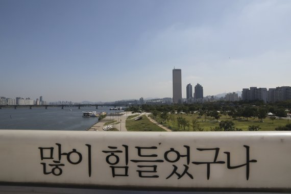 서울 마포대교에 적힌 자살예방 문구/뉴시스