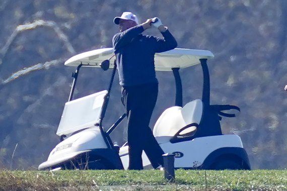 President Donald Trump plays a round of Golf at the Trump National Golf Club in Sterling Va., Sunday Nov. 8, 2020. (AP Photo/Steve Helber) /뉴시스/AP /사진=뉴시스 외신화상
