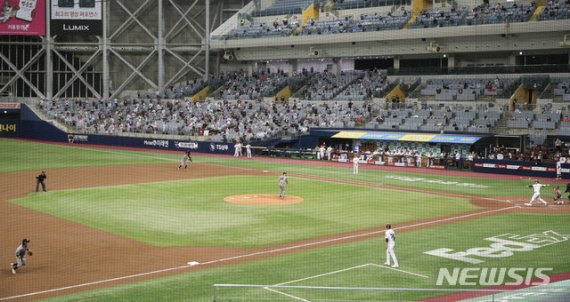 [서울=뉴시스] 박민석 기자 = 11일 오후 서울 구로구 고척스카이돔에서 열린 2020 신한은행 SOL KBO리그 한화 이글스 대 키움 히어로즈의 경기에서 관중들이 경기를 지켜보고 있다. 문화체육관광부와 중앙재난대책본부는 이날부터 입장 관중 허용 규모를 관중석의 30%로 늘렸고, 프로야구는 구단마다 25%의 관중만 관중을 받기로 했다. 2020.08.11. mspark@newsis.com