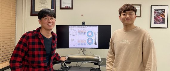 KAIST 김재경(왼쪽) 교수와 김대욱 박사과정생이 모니터 앞에서 PER단백질의 세포 내 움직임을 묘사하는 시공간적 확률론적 모형을 설명하고 있다. KAIST 제공