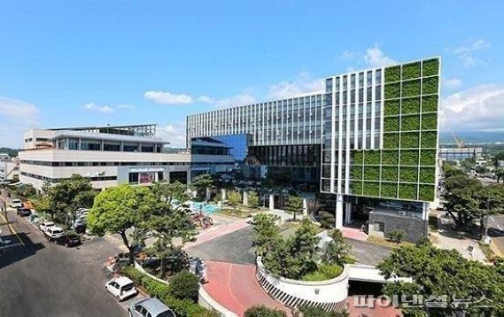 서귀포시청 전경. 김희찬 신임 서귀포시장은 지역경제 활성화와 관광 경쟁력 강화, 1차산업 경쟁력 제고, 생활밀착형 행정서비스 개선을 주요 시정 과제로 제시했다. 사진=파이낸셜뉴스