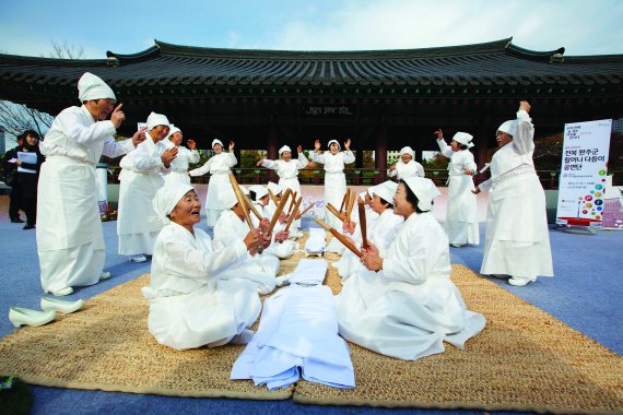 전북 완주군 고산면 소향리 창포마을 '다듬이 할머니 공연단'의 공연장면. 국내 최고령 공연단 단원들은 관객 앞에 다시 설 날을 손꼽아 기다리고 있다. 완주군 제공