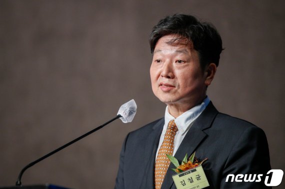 김철균 도산아카데미 제5대 원장이 9일 오후 서울 중구 플라자호텔에서 열린 도산 안창호 선생 탄신 142주년 기념 제31회 도산의 밤 2020년 도산인상 시상식 및 도산아카데미 이사장·원장 이취임식에서 취임사를 하고 있다. 2020.11.9/뉴스1 © News1 안은나 기자