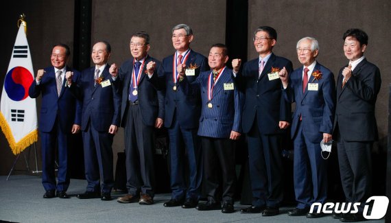 9일 오후 서울 중구 플라자호텔에서 열린 도산 안창호 선생 탄신 142주년 기념 제31회 도산의 밤 2020년 도산인상 시상식 및 도산아카데미 이사장·원장 이취임식에서 참석자들이 기념촬영하고 있다. 왼쪽부터 구자관 도산아카데미 제5대 이사장, 오명 명예이사장, 이만열 남북역사문화교류협회 이사장, 류덕희 경동제약 대표이사, 이상용 방송인, 박만규 흥사단 이사장, 손봉호 심사위원장, 김철균 원장. 2020.11.9/뉴스1 © News1 안은나 기자