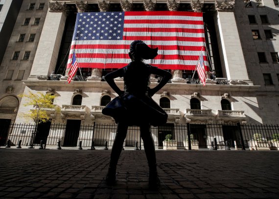 미국 뉴욕 맨해튼의 뉴욕증권거래소(NYSE) 앞의 '용감한 소녀' 동상이 지난 9일(현지시간) 위용을 뽐내고 있다. 전문가들은 내년 뉴욕주식시장이 두자리수 상승세를 기록할 것으로 낙관하고 있다. 사진=로이터뉴스1