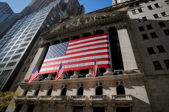 미국 뉴욕 맨해튼의 뉴욕증권거래소(NYSE)에 9일(현지시간) 대형 성조기가 걸려 있다. 사진=로이터뉴스1