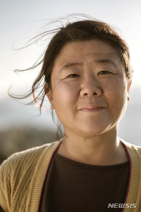 [서울=뉴시스]배우 이정은. 영화 '내가 죽던 날' 스틸. (사진=워너브러더스 코리아㈜ 제공) 2020.11.09. photo@newsis.com