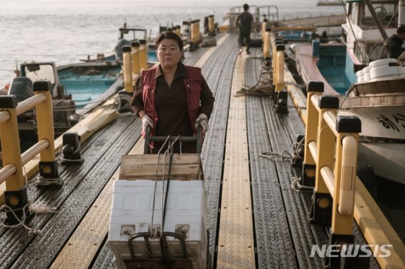 [서울=뉴시스]배우 이정은. 영화 '내가 죽던 날' 스틸. (사진=워너브러더스 코리아㈜ 제공) 2020.11.09. photo@newsis.com