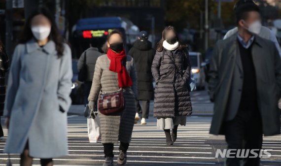 초겨울 추위가 계속되는 가운데 시민들이 서울 종로구 광화문 광장 인근 횡단보도를 건너고 있다. / 사진=뉴시스