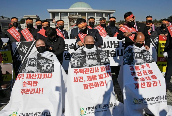 황장전 대한주택관리사협회 회장이 10일 서울 여의도 국회의사당 앞에서 기자회견을 열고 주택관리사 인권 보호 대책을 촉구하며 삭발을 하고 있다. 이날 주택관리사협회 비상대책위원회는 지난달 28일 살해된 고(故) 이경숙 관리소장 유가족과 함께 합동 기자회견을 가졌다. /사진=박범준 기자