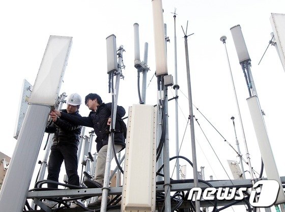 통신기술자가 분당 지역에 기지국에 설치된 LTE 장비를 점검하고 있다. © News1 DB /사진=뉴스1