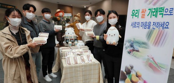 10일 전북 전주 농촌진흥청 국립식량과학원에서 연구원들이 농업인의 날을 앞두고 가래떡데이 행사를 열어 우리 쌀 소비 촉진에 참여했다. 뉴시스