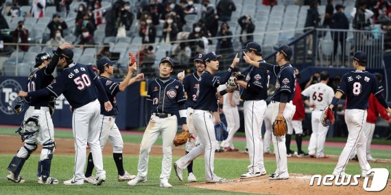 10일 오후 서울 구로구 고척스카이돔에서 열린 '2020 신한은행 SOL KBO 포스트시즌‘ 플레이오프 2차전 두산베어스와 kt위즈의 경기에서 두산이 김재환의 3타점을 앞세워 4:1 승리를 거뒀다. 승리한 두산 선수들이 마운드에서 기쁨을 함께 나누고 있다. /사진=뉴스1