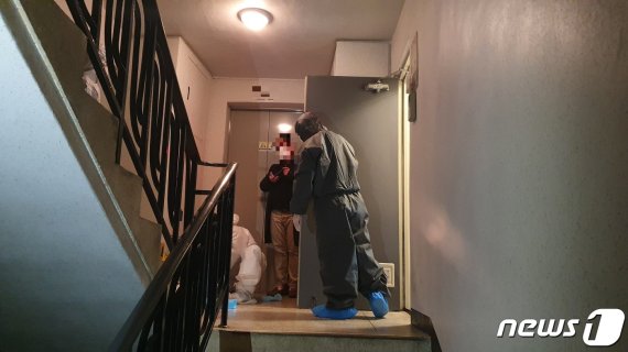 6일 오후 전북 익산시 한 아파트 집 안에서 가족 4명 중 3명이 숨진 채 발견된 가운데 경찰이 현장감식을 하고 있다. 2020.11.6/뉴스1