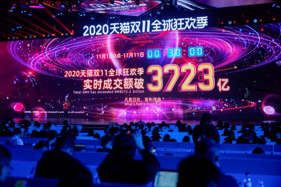 A screen shows the value of goods being transacted during Alibaba Group's Singles' Day global shopping festival at a media center in Hangzhou, Zhejiang province, China November 11, 2020. REUTERS/Aly Song /REUTERS/뉴스1 /사진=뉴스1 외신화상