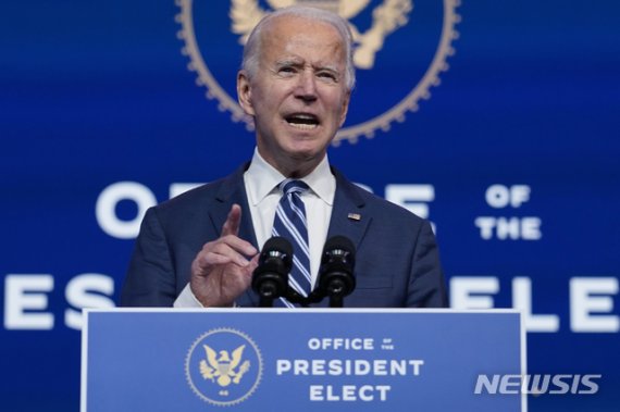 조 바이든 미국 대통령 당선인이 10일(현지시간) 델라웨어 윌밍턴 퀸 극장에서 기자회견을 하고 있다.AP뉴시스