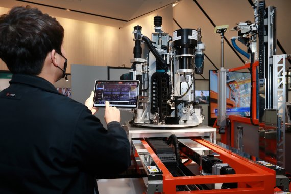 삼성물산이 현장에서 활용하는 상부 천공 자동화기기 시연 모습. 기존의 상부 천공 작업은 사람이 직접 수행하던 고위험군 작업이었으나 이제는 로봇으로 대체하여 태블릿 PC로 작업 수행이 가능하다. 사진=삼성물산