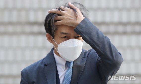 조국 “한국 언론, 취재대상 따라 광견&middot;애완견 된다”