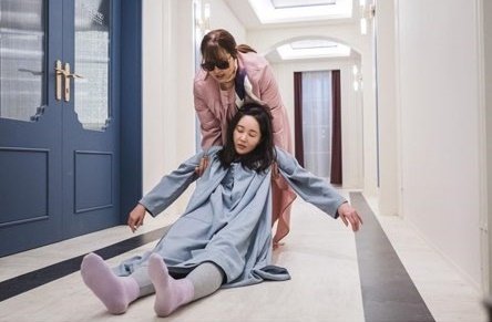 회사에서는 잘나가는 최연소 임원이지만 최고령 산모인 오현진이 경험하는 출산 전후를 그린 tvN드라마 '산후조리원'의 한 장면 /사진=배우 엄지원 인스타그램·뉴스1