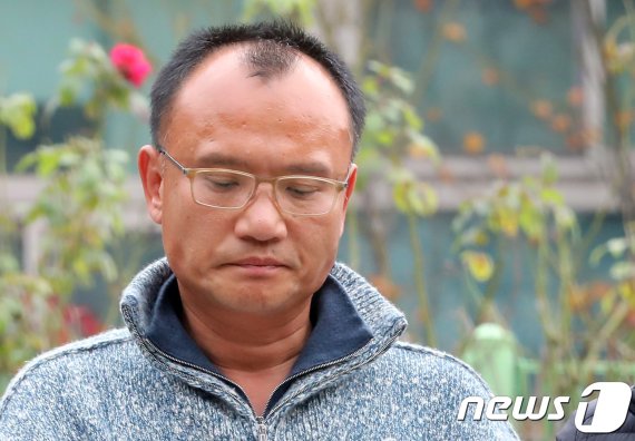 '엽기행각'과 '직원폭행' 등 사회적 공분을 일으킨 양진호 한국미래기술 회장이 2018년 11월 경기도 수원시 경기남부지방경찰청 광역수사대로 압송되고 있다.2018.11.7/뉴스1 © News1 DB