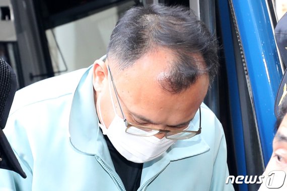 상습폭행과 마약류관리법 등의 혐의를 받는 양진호 한국미래기술 회장이 21일 오전 경기도 성남시 수원지방법원 성남지원에서 열린 2차 공판을 위해 호송차에서 내리고 있다. 2019.2.21/뉴스1 © News1 조태형 기자