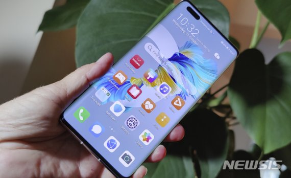 [런던=AP/뉴시스] 21일(현지시간) 영국 런던에서 촬영한 화웨이의 새로운 메이트40 프로 스마트폰. 2020.10.23. /사진=뉴시스