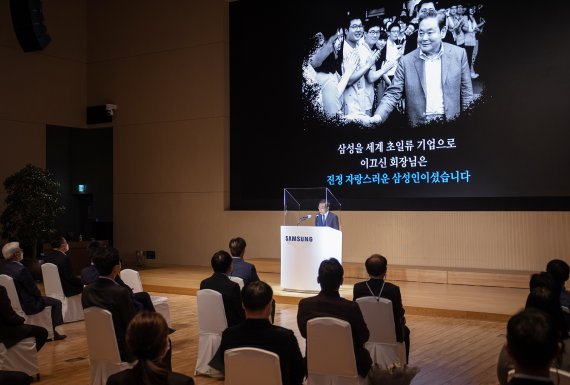 김기남 삼성전자 대표이사 부회장이 2일 수원 삼성 디지털시티에서 열린 창립 51주년 기념식에 앞서 고 이건희 회장을 추모하는 모습. 삼성전자 제공