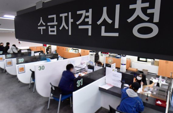 10월 취업자수가 6개월만에 최대 감소를 기록했다. 11일 서울 마포대로 서울서부고용복지플러스센터에서 시민들이 실업급여를 신청하고 있다. 통계청이 11일 발표한 '10월 고용동향'에 따르면 지난달 취업자 수는 2천708만8천명으로, 1년 전보다 42만1천명 감소했다. 이는 지난 4월(-47만6천명) 이후 6개월 만의 최대 감소 폭이다. 사진=김범석 기자