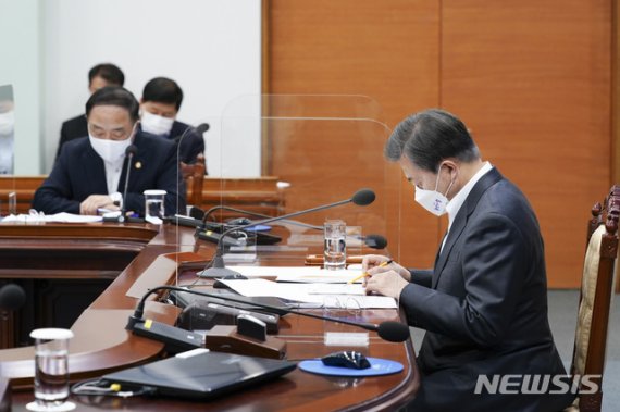 [서울=뉴시스]문재인 대통령이 11일 오후 청와대 여민관 영상회의실에서 탄소중립비전 관련 장관 보고를 받고 있다.(사진=청와대 제공) 2020.11.11. photo@newsis.com <저작권자ⓒ 공감언론 뉴시스통신사. 무단전재-재배포 금지.> /사진=뉴시스화상