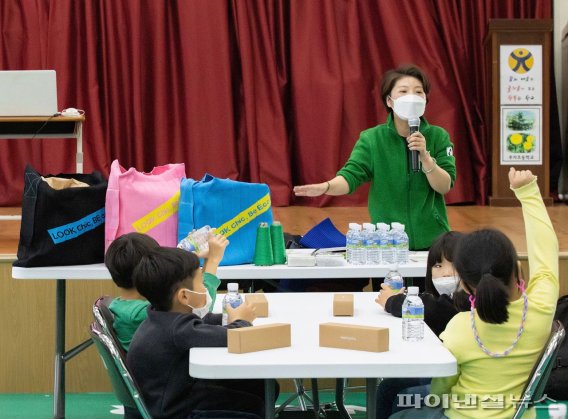 추자초등학교에서열린 폐페트병 활용 가방 만들기 교육 [제주도개발공사 제공]