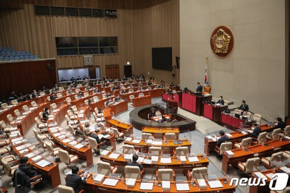 나랏빚이 사상 처음으로 800조원을 돌파했다. 9일 서울 여의도 국회에서 예산결산특별위원회 전체회의가 열리고 있다. /뉴스1