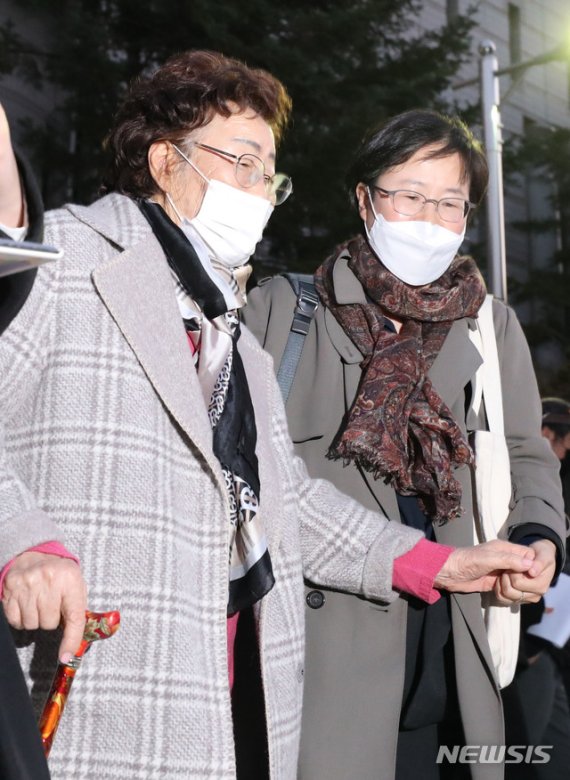 이용수 할머니가 지난해 11월 11일 오후 서울 서초구 서울중앙지법에서 일본 정부를 상대로 제기한 손해배상 소송 재판에서 증인으로 최후변론을 마친 후 법원을 나서고 있다. 사진=뉴시스