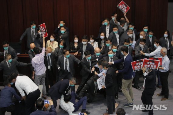 홍콩, 전인대 결정직후 민주파 입법회의원 4명 실격제명