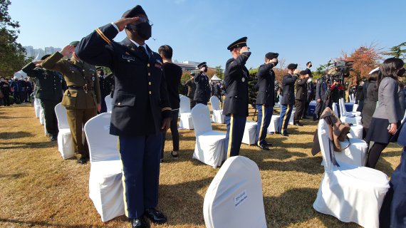 11일 오전 11시 부산 유엔기념공원에서 열린 '턴 투워드 부산(Turn Toward Busan) 유엔참전용사 국제추모식'에서 행사에 참석한 참전국 대표가 경례를 하고 있다. 사진=정용부 기자