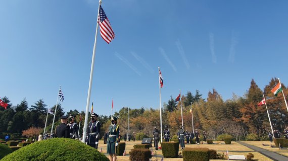 11일 부산 유엔기념공원 상공에서 공군 특수비행팀 블랙이글스가 '11월 11일 11시'를 의미하는 연무를 내뿜으며 날고 있다. 사진=정용부 기자