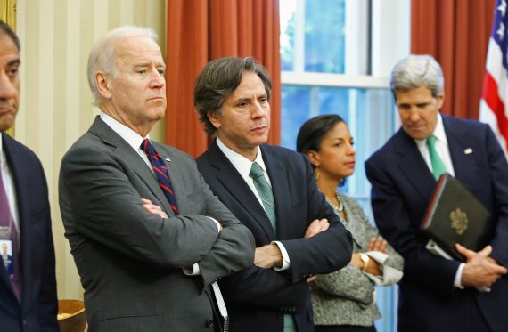 조 바이든 미국 대통령과 토니 블링컨 미국 국무장관이 팔짱을 낀 채 나란히 서 있다. 자료사진. 로이터 뉴스1