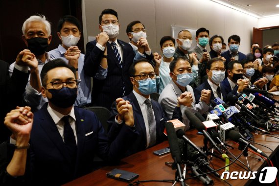 홍콩 범민주진영 입법위원들이 11일 의원직 총사퇴를 발표하고 있다. © 로이터=뉴스1