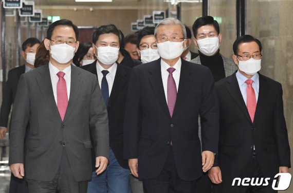 김종인 “윤석열 야당 정치인 아냐..정부여당 사람으로서 1등한 것”