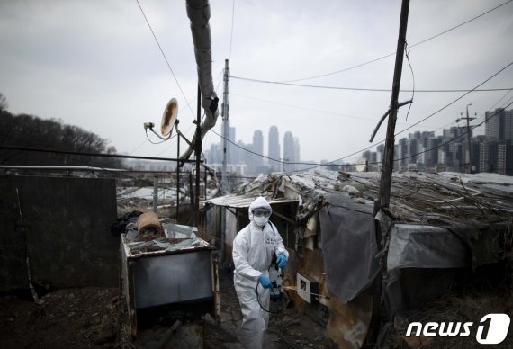 대한상공회의소가 개최한 '제7회 사진공모전'에서 코로나19 특별전 대상을 수사한 정병혁씨의 ''구석구석 꼼꼼히' 작품.© 뉴스1