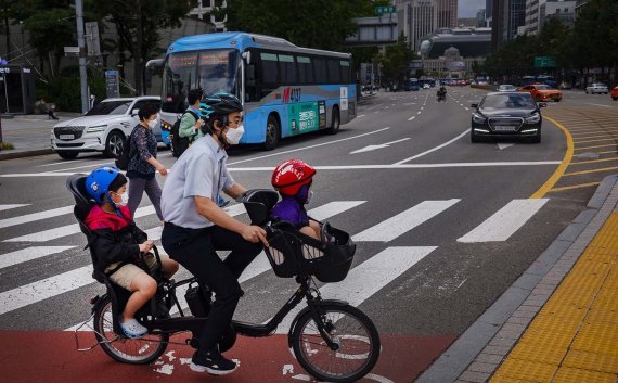 대한상공회의소가 개최한 '제7회 사진공모전'에서 언론 부문 최우수상을 수상한 이충우씨의 '커다란 버스보다 고급승용차보다' 작품(대한상의 제공) © 뉴스1