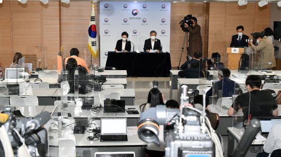 이재갑 고용노동부장관과 김현미 국토교통부장관이 12일 오후 서울 세종대로 정부서울청사 브리핑룸에서 택배기사 과로방지 대책을 발표하고 있다. 사진=서동일 기자