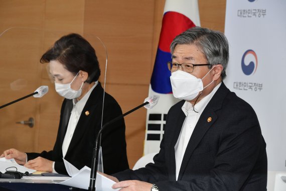 이재갑 고용노동부장관과 김현미 국토교통부장관이 12일 오후 서울 세종대로 정부서울청사 브리핑룸에서 택배기사 과로방지 대책을 발표하고 있다. 사진=서동일 기자