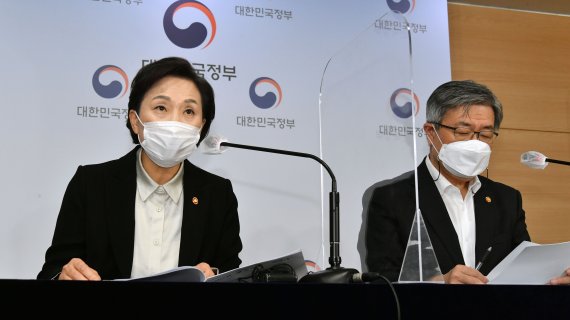 이재갑 고용노동부장관과 김현미 국토교통부장관이 12일 오후 서울 세종대로 정부서울청사 브리핑룸에서 택배기사 과로방지 대책을 발표하고 있다. 사진=서동일 기자