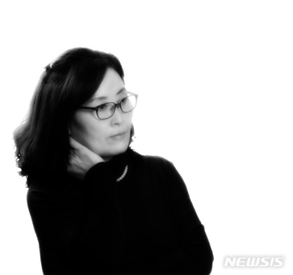 [서울=뉴시스]◇이영순 작가 ▶개인전 2회, 아트페어1회, 단체전 4회 ▶활동: 애니메이션 세계명작(웅진출판사) 외 일러스트 작가로 다수 참여, 에이블씨엔씨 미샤 화장품 브랜드 중국 컬래버레이션(사진=MANIF 제공)2020.11.06 photo@newsis.com