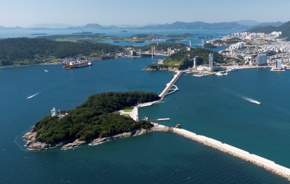 전남 여수시는 매년 300만명 이상의 탐방객이 방문하는 우리나라 대표 생태관광지 오동도 입구 진입도로 및 광장을 정비하고, 관리동을 신축해 탐방객이 편안하게 이용할 수 있도록 편의시설을 대폭 확충했다고 밝혔다.사진=여수시 제공