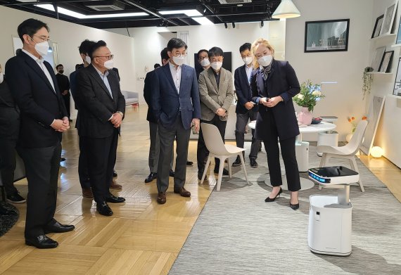 이재용 삼성전자 부회장(왼쪽 첫번째)이 12일 서울 서초구 우면동에 있는 서울연구개발(R&D) 캠퍼스를 방문, 가정에서 운동·취침·식습관 등을 관리해주는 로봇을 살펴보고 있다. 삼성전자 제공